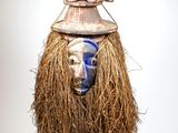 une sculpture représentant un homme avec un chapeau sur la tête