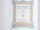 un livre ouvert sur lequel figure l'image d'un vase