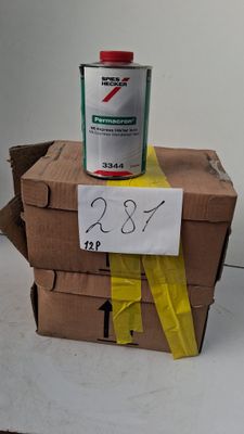 une boîte en carton sur laquelle est posée une bombe de peinture