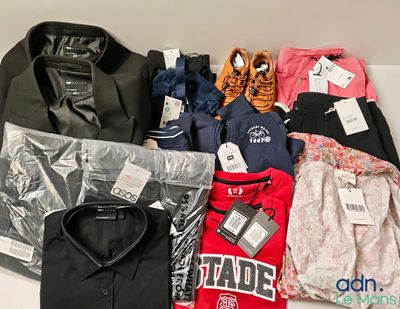un tas de vêtements posés sur une table