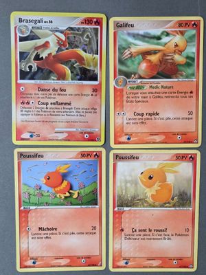 quatre cartes Pokémon aux couleurs et aux motifs variés