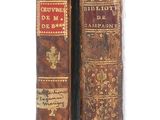 deux vieux livres posés l'un sur l'autre sur une surface blanche