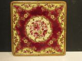 une assiette rouge et jaune ornée d'un motif floral