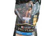 un sac de croquettes Pro Plan pour chien sur fond blanc