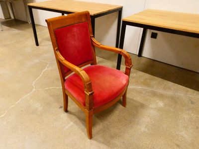 une chaise rouge posée devant un bureau