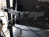 une image d'un bureau d'ordinateur avec un clavier et un écran