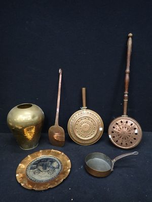 un grand nombre d'objets différents posés sur une table
