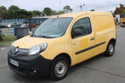 une camionnette jaune garée dans un parking
