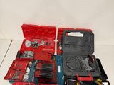 un grand nombre d'outils posés sur une table