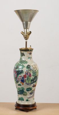 CHINE Important vase en porcelaine de Nankin, à décor de per…