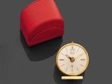 une image représentant une montre rouge et un étui rouge posés sur une surface noire
