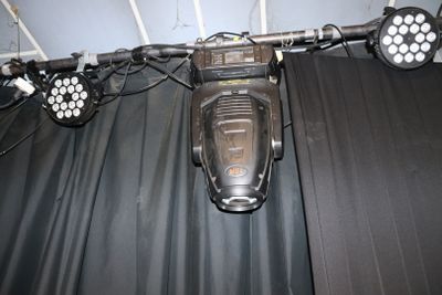 une radio posée sur un rideau noir