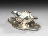 une assiette ancienne en argent ornée d'une fleur