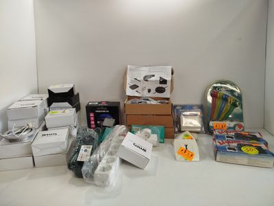 Il y a de nombreux objets différents sur le comptoir dans cette pièce