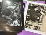 plusieurs photos en noir et blanc représentant des personnes assises sur une table