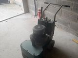 une machine posée sur le sol dans un garage