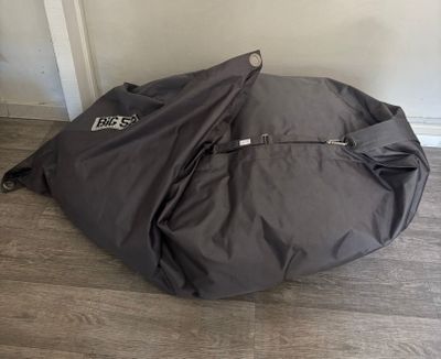 un sac posé par terre devant un mur