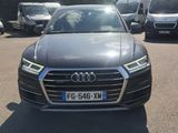 L'Audi est garée sur un parking aux côtés d'autres véhicules.