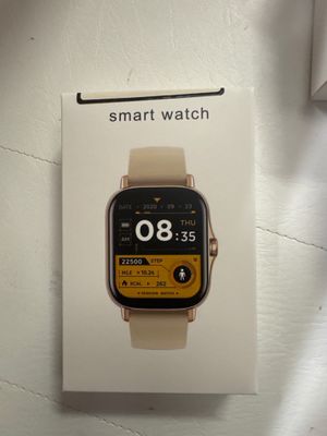 une boîte sur laquelle est posée une montre connectée