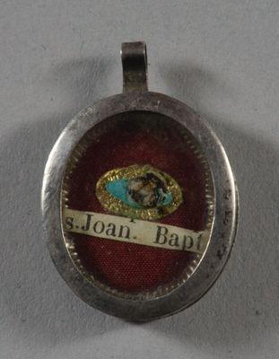 un pendentif en argent sur lequel est gravée la photo d'un bébé