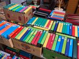 un grand nombre de boîtes posées sur une table