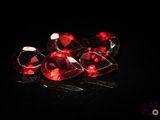 trois losanges rouges sur un fond noir