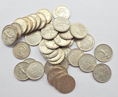 un tas de pièces de monnaie posées sur une table, sur fond blanc
