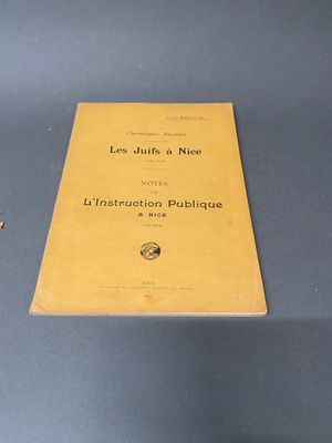 un livre jaune posé sur une table, à côté d'une paire de ciseaux