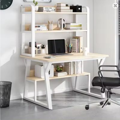 un bureau avec un ordinateur portable et une chaise dans la pièce