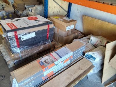un grand nombre de boîtes posées sur une palette