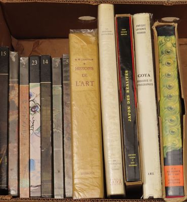 de nombreux livres qui se trouvent dans une boîte sur la table