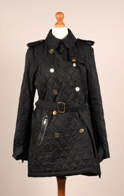 une photo d'un manteau noir pour femme sur un mannequin