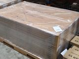 une grande quantité de cartons sur une palette dans un entrepôt