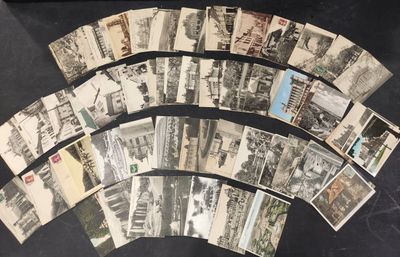 beaucoup de vieilles cartes postales posées sur une table noire