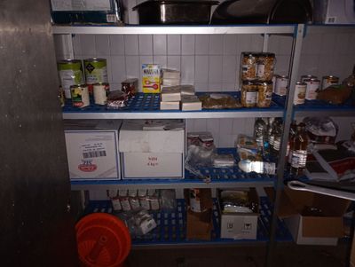 un garde-manger avec beaucoup de nourriture sur les étagères