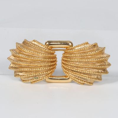 Broche en métal doré composée de deux coquilles affrontées L…