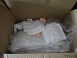 une boîte en carton remplie d'une pile de serviettes pliées