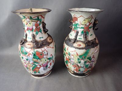 deux vases placés côte à côte sur un fond gris