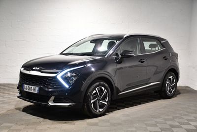 un SUV gris garé dans un garage au sol carrelé