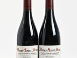 deux bouteilles de vin rouge posées l'une à côté de l'autre sur une surface blanche