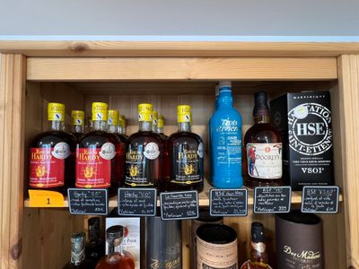 de nombreuses bouteilles d'alcool exposées dans un coffret en bois