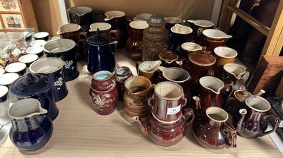de nombreux types de tasses à café sur la table