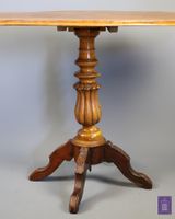 Table d'appoint de forme ovale en bois mouluré, reposant sur… (photo 5)