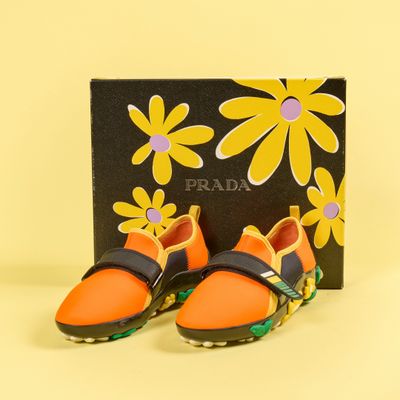 chaussures Prada orange et noires ornées de fleurs jaunes