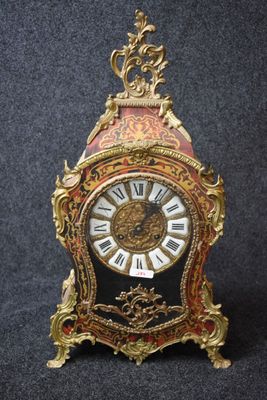 une horloge posée sur une surface noire