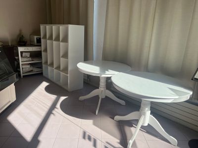 une table blanche et une chaise blanche dans une pièce