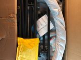une boîte en carton contenant un certain nombre d'objets