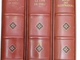 trois livres rouges sont alignés les uns à côté des autres sur une surface blanche