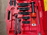 une boîte à outils rouge avec des outils sur le sol