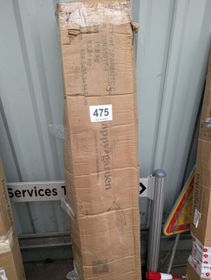 une pile de cartons posés par terre les uns à côté des autres